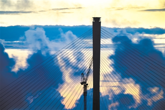 高聳入云的索塔劃破天際。