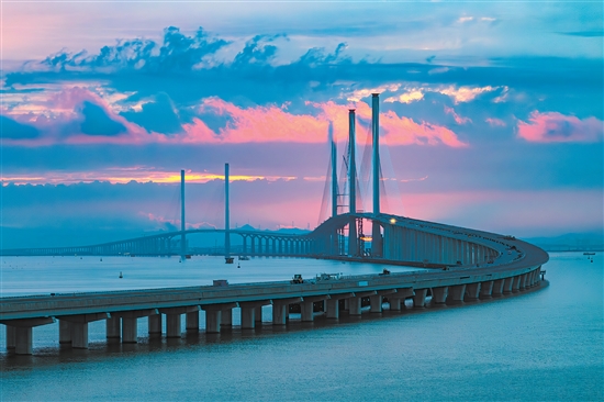 此起彼伏的“海上長(zhǎng)龍”與落日相映成輝。