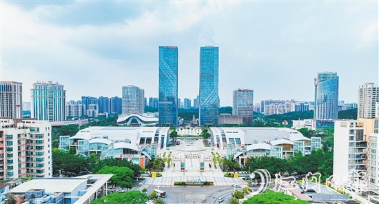 環(huán)市街道不斷提升轄區(qū)商圈整體競(jìng)爭(zhēng)力，為消費(fèi)市場(chǎng)注入更多創(chuàng)新元素和活力。圖為環(huán)五邑華僑廣場(chǎng)商圈。劉淑君