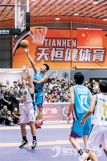 場上球員對抗激烈，場下觀眾看得目不轉(zhuǎn)睛。