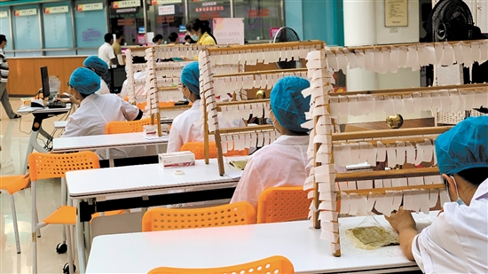 醫(yī)護(hù)人員為“三九天灸”做準(zhǔn)備。