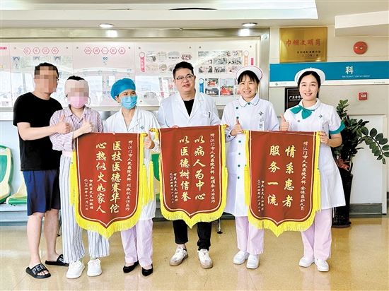 呂女士和丈夫送上錦旗表達感激之情。