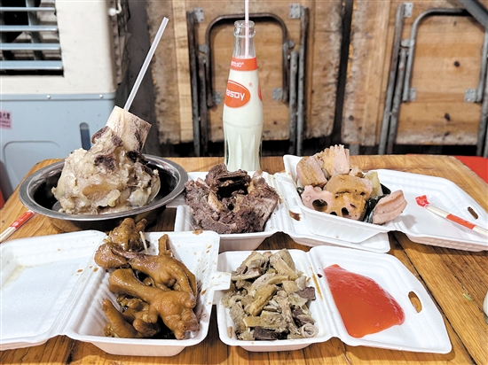 月山“三點(diǎn)三”小吃街的美食味道不錯(cuò)。