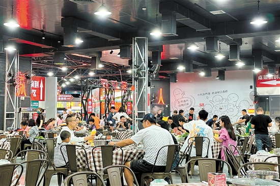 五洞牛肉吸引八方游客前來品嘗。