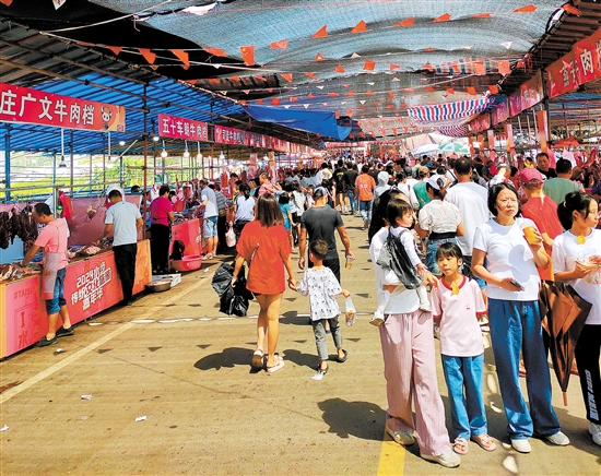 2024年水步傳統(tǒng)文化旅游嘉年華集美食、煙火、潮玩、文創(chuàng)、旅游等豐富元素于一體。