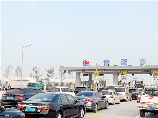 赤溪東收費站前排起車龍。畢松杰