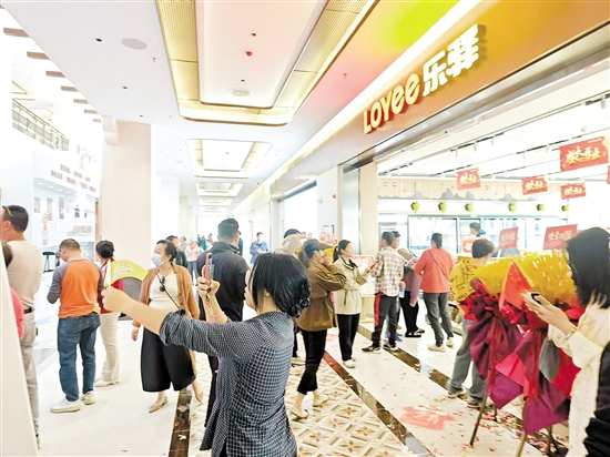 通車首日，黃茅海服務(wù)區(qū)吸引眾多游客打卡。郭永樂