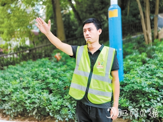 接受了崗前培訓(xùn)的“新業(yè)態(tài)交通義警”隊(duì)伍成員動(dòng)作頗具“交警”風(fēng)范。