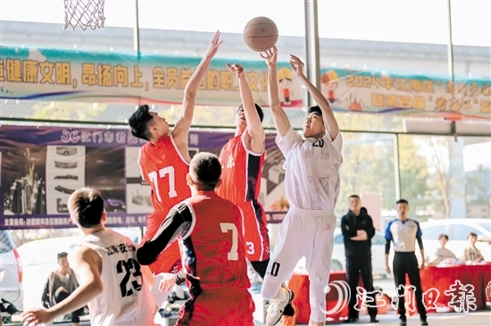 球員在賽事收官戰(zhàn)中拼盡全力、賽出風(fēng)采。