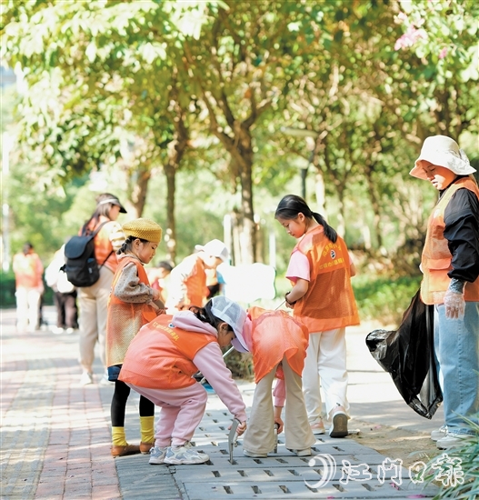 江門市范羅岡小學(xué)家長志愿服務(wù)隊(duì)通過“大手拉小手”的形式，在范羅岡小學(xué)濱江校區(qū)周邊開展全方位清潔巡查。