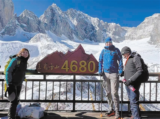 Jesse（右二）腿部骨折手術(shù)50天后，登上了玉龍雪山海拔4680米處。
