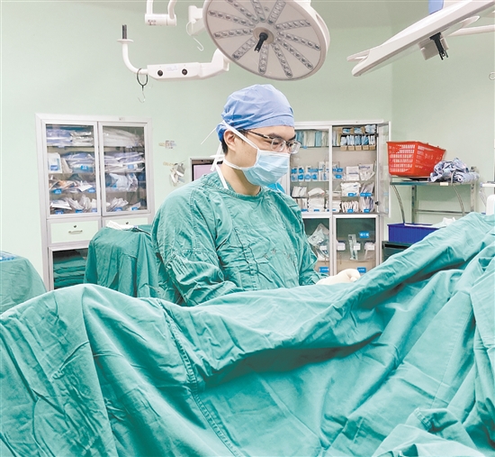 創(chuàng)傷骨科亞專科醫(yī)生為患者施行手術(shù)。