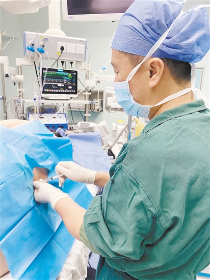 醫(yī)生為孕婦進(jìn)行麻醉。