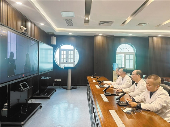 專家通過(guò)遠(yuǎn)程醫(yī)療為患者問(wèn)診。