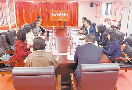 與會(huì)者進(jìn)行深入交流。