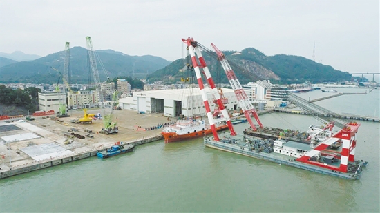 2000噸級科學(xué)調(diào)查船“嘉?？?號”在崖門漁港順利下水。