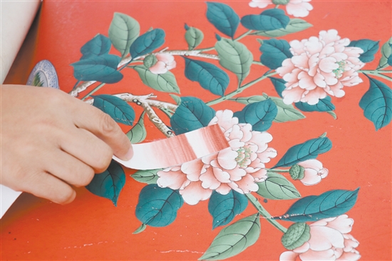 調(diào)色師在比對(duì)顏色，差一點(diǎn)都不行。