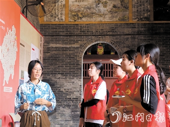 “行走中的黨課”讓學(xué)習(xí)形式“活”起來、“動”起來、“熱”起來。圖為黨員到南村村參觀學(xué)習(xí)。