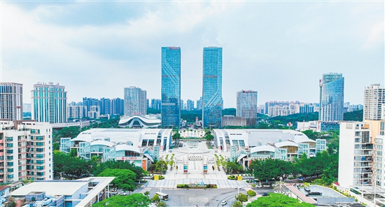 江門不斷優(yōu)化營商環(huán)境，吸引更多澳門項目前來落戶。圖為江門繁榮的商業(yè)圈。