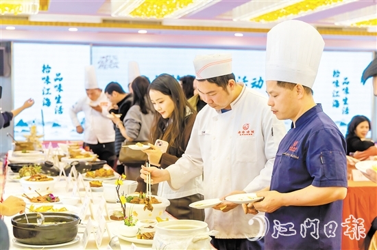 評(píng)委們用專業(yè)的味蕾去感受每一道菜的獨(dú)特風(fēng)味。受訪者供圖