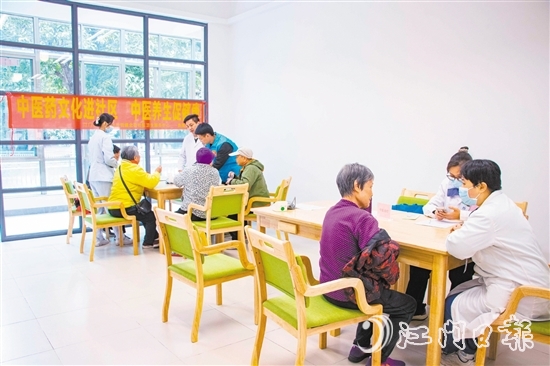 蓬江區(qū)北區(qū)衛(wèi)生院醫(yī)務(wù)人員到甘化社區(qū)居家養(yǎng)老服務(wù)站開展義診活動。