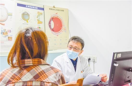 彭超為患者開具處方。