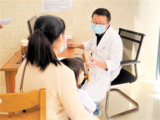 醫(yī)生正在接診呼吸道疾病患兒。