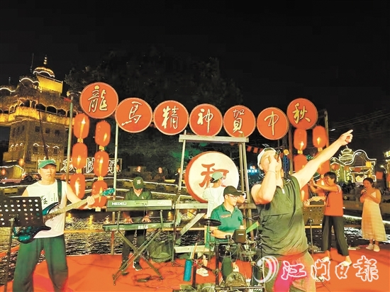 五邑人家經(jīng)常邀請(qǐng)嘉賓前來餐廳演出并與客人互動(dòng)。