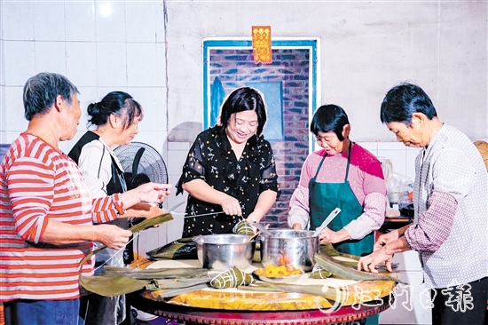 非遺傳承人呂艷卿正在傳授柴火粽的制作技藝。