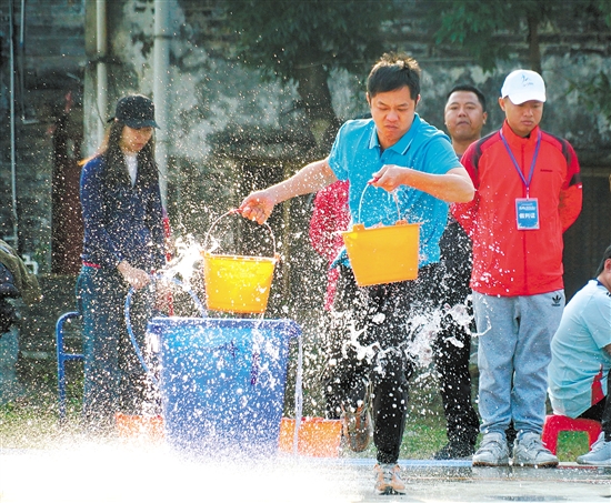 男子抗旱保苗比賽最激烈，選手提著水桶向前沖，既要快，還要穩(wěn)。