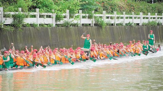 江海區(qū)舉辦端午龍舟競渡活動。