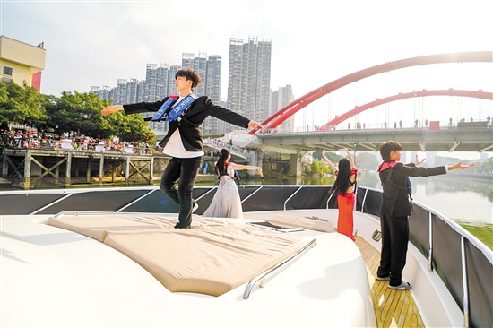 活動現(xiàn)場，一艘游艇出現(xiàn)在江門河上，飄出悠揚的歌聲，船上的演員身著禮服載歌載舞。郭永樂