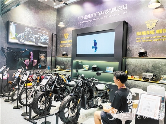 蓬江區(qū)摩托車企業(yè)積極往外拓展市場、尋找出路。圖為第136屆廣交會(huì)上的建雅摩托展位。