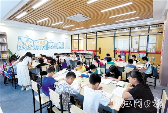 棠下鎮(zhèn)總工會(huì)巧用職工書屋豐富職工子女寒暑假托管活動(dòng)。