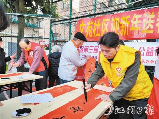 志愿者在攤位上揮毫潑墨。