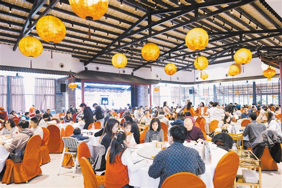 禮東美食街匯聚了30多家特色田園餐飲店，吸引了眾多游客前來品嘗美食。2022年，禮東美食街獲得第二批“廣東省粵菜美食街”榮譽(yù)稱號。