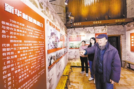 知青故事紀(jì)念館是深受村民喜歡的打卡點(diǎn)，80多歲的老知青梁錦華常來這里重溫以前的歲月。