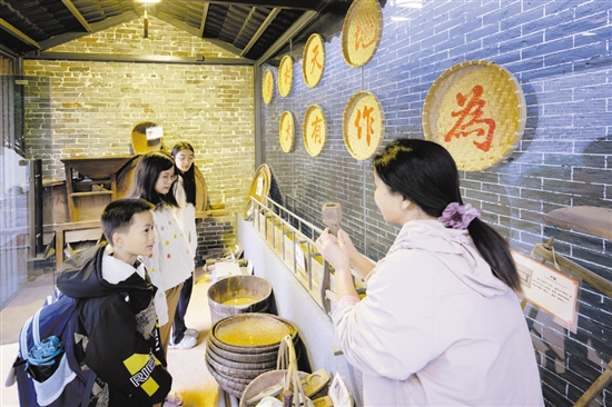 農(nóng)耕文化展示館里的農(nóng)具全是村民捐獻(xiàn)的，引發(fā)了孩子們的好奇心。