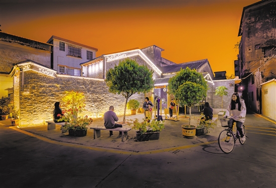 華燈初上，新華村一派安靜祥和的景象。