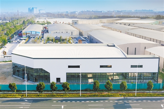 新華城商鋪項(xiàng)目正在加緊建設(shè)，這是該村招商引資的新引擎。