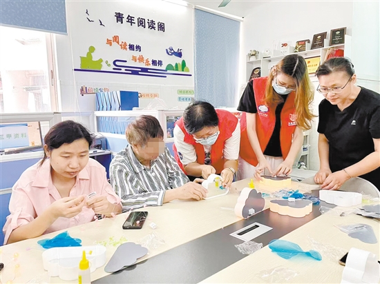 江門市中心醫(yī)院神經內科團隊為老年群體提供高品質護理服務。