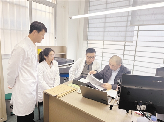 評(píng)審專(zhuān)家對(duì)江門(mén)市中心醫(yī)院法醫(yī)物證司法鑒定所進(jìn)行全面評(píng)查。