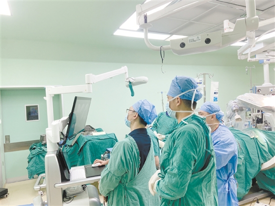 根據(jù)機(jī)器人的導(dǎo)航，骨科醫(yī)護(hù)團(tuán)隊(duì)為患者精準(zhǔn)置入內(nèi)植入物。