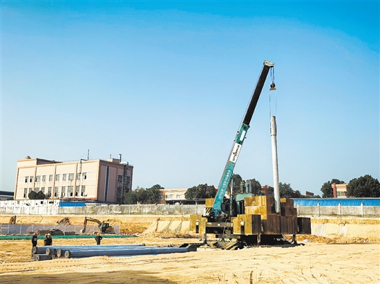 打樁機(jī)在工地上繁忙作業(yè)。鄧少軍