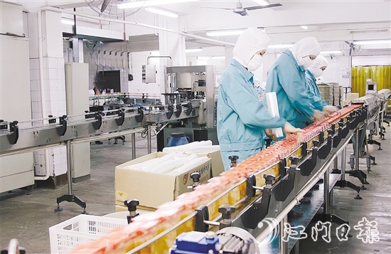 近年來(lái)，開(kāi)平市全力推動(dòng)食品品牌打造，促進(jìn)“老字號(hào)”品牌傳承創(chuàng)新。圖為開(kāi)平廣合腐乳有限公司生產(chǎn)車間。