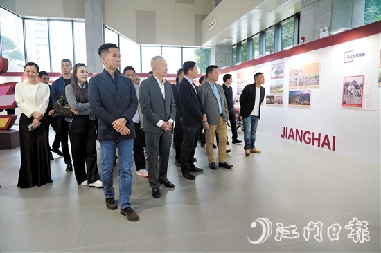 企業(yè)家們參觀江海區(qū)建區(qū)30周年檔案展。