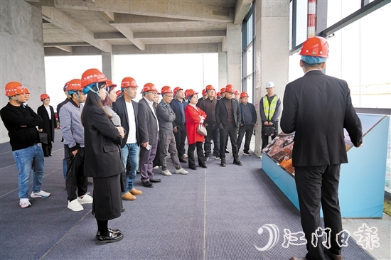 企業(yè)家們從江海區(qū)社會智慧治理技術(shù)創(chuàng)新中心16樓俯瞰安全應急產(chǎn)業(yè)園。