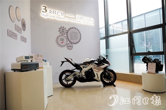 龍溪湖江海區(qū)產(chǎn)業(yè)展廳展示著一輛“江海造”摩托車。