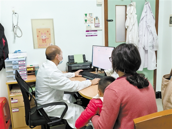 老人和小孩是流感易感人群，要注意防護。圖為醫(yī)生為患兒看診。