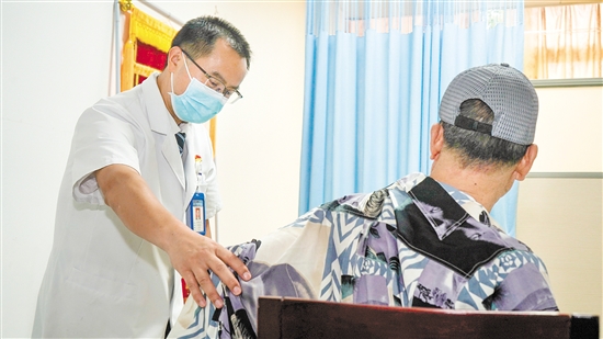 皮膚科醫(yī)生為來診患者檢查身體。